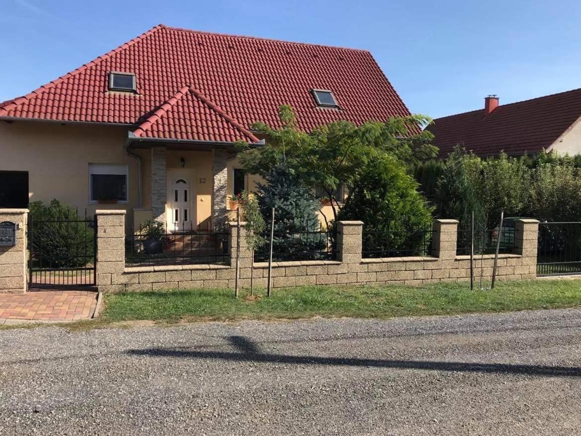 Jasmin Apartment House ボニャルツバシュ エクステリア 写真